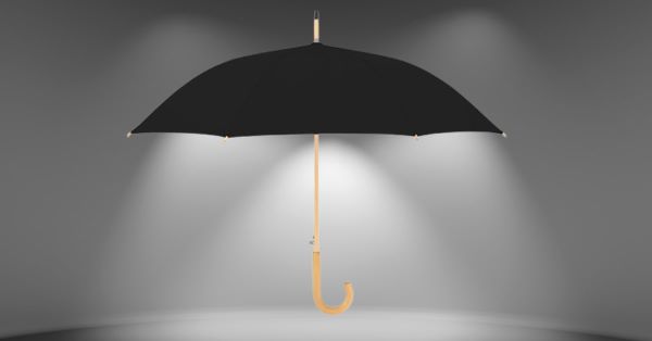 A main napig az igazi úriember egyik kelléke az elegáns, fekete, hajlított fanyelű esernyő.